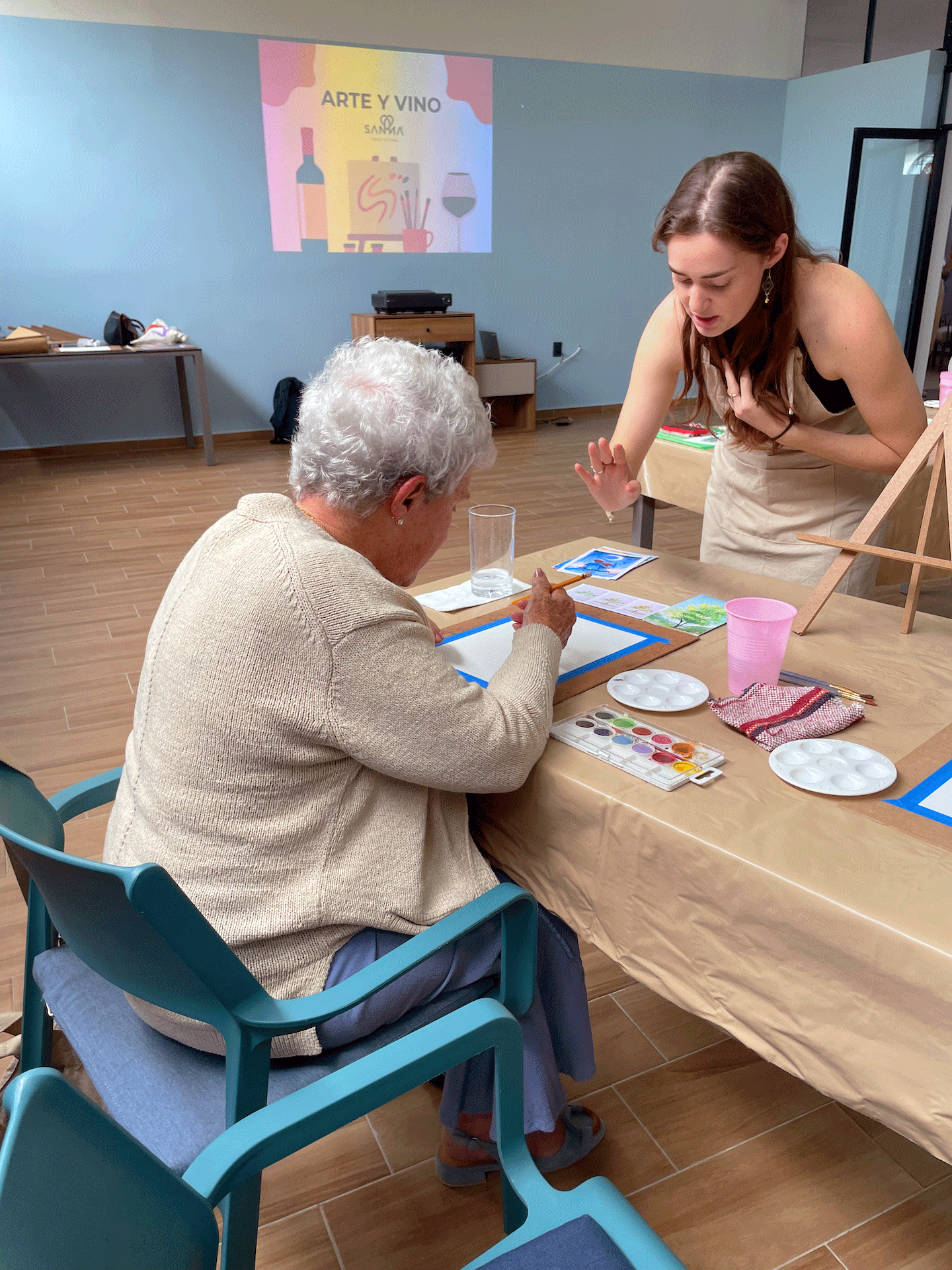 Instructura de Sanna Healthcare con Huésped recibiendo clases de Pintura